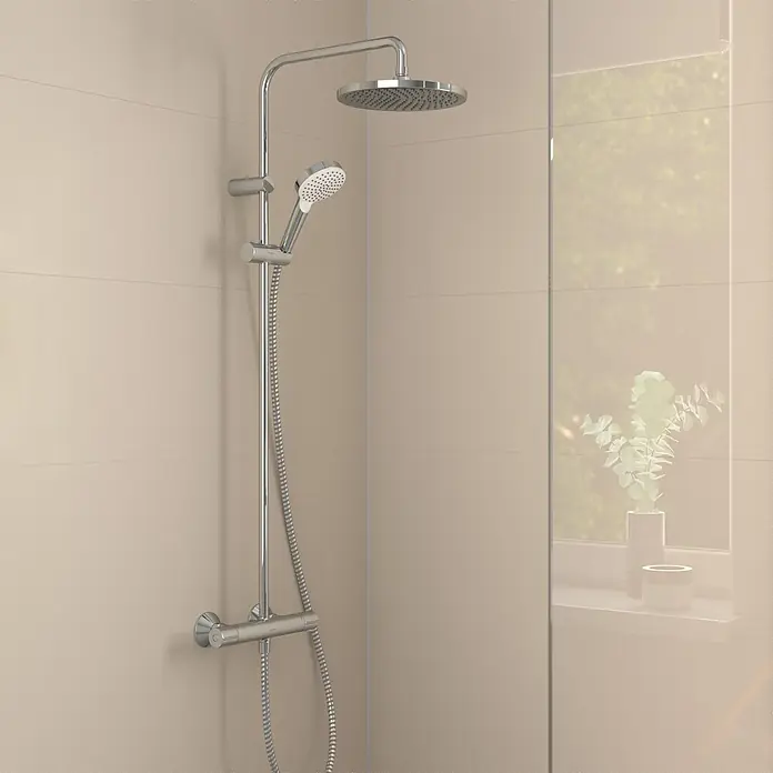 Hansgrohe Duschsystem Moventa S 240 - Lochabstand: 138 cm - 162 cm, Anzahl Strahlarten: 1 Stk. - Chrom-Duschsystem mit großer Kopfbrause und Handbrause, in einem modernen Fliesenbad installiert.