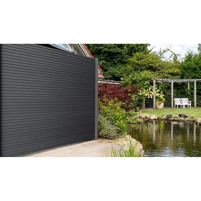 GartenLand Steckzaun-Element WPC Zaun Shadowline Ohne Pfosten - B x H: 180 x 180 cm, Deep Black, Verbundwerkstoff - Dunkelgrauer Lamellen-Sichtschutz in einer Gartenumgebung.