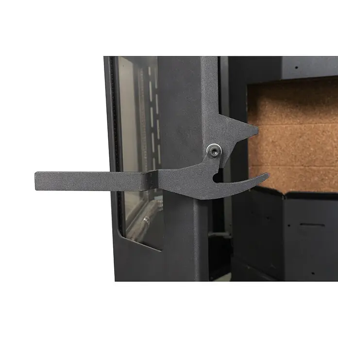 SCHENGER Pelletofen HLP3602 - 9,3 kW, Raumheizvermögen: 200 m³, 0,9 kg/h, Farbe Verkleidung: Schwarz - Strukturierter schwarzer Metallgriff und Verschlussmechanismus an einer Kamintür, zeigt hellbraunes, hitzebeständiges Interieur.