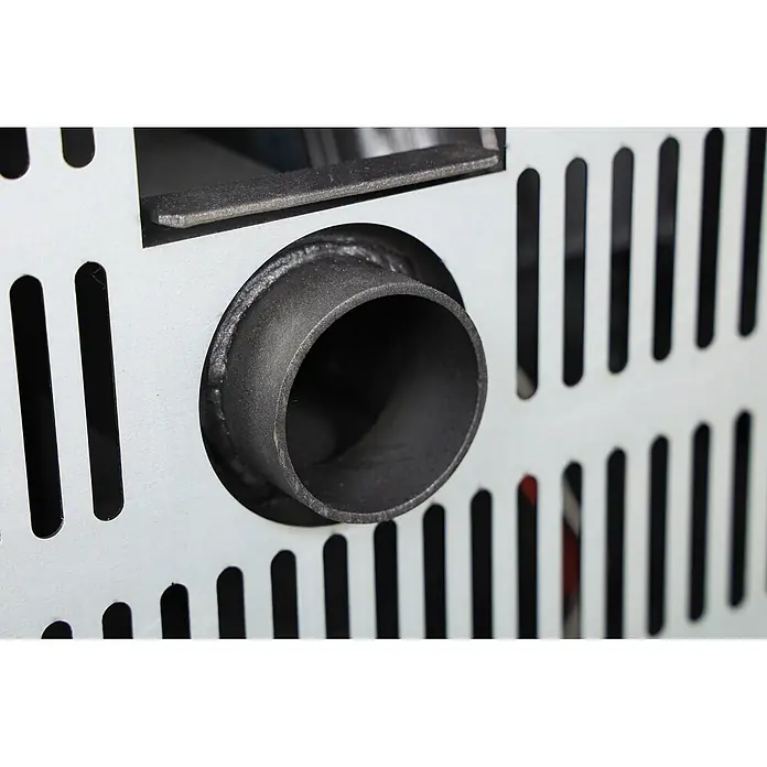SCHENGER Pelletofen HLP3602 - 9,3 kW, Raumheizvermögen: 200 m³, 0,9 kg/h, Farbe Verkleidung: Schwarz - Dunkelgraues Metallrohrstück in einer hellgrauen, perforierten Metallplatte montiert.