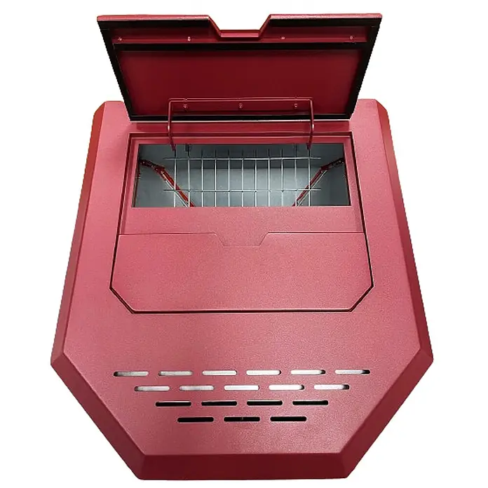 SCHENGER Pelletofen HLP3602 - 9,3 kW, Raumheizvermögen: 200 m³, 0,9 kg/h, Farbe Verkleidung: Rot - Roter sechseckiger Metallfutterspender mit offenem Deckel, Gitter im Inneren und Lüftungsschlitzen.