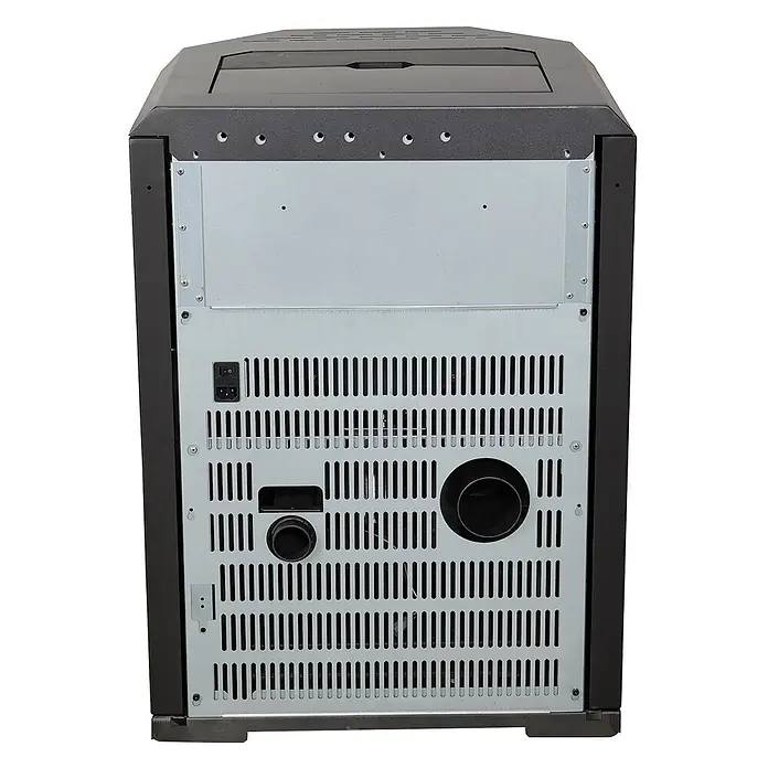 SCHENGER Pelletofen HLP3602 - 9,3 kW, Raumheizvermögen: 200 m³, 0,9 kg/h, Farbe Verkleidung: Schwarz - Rückansicht eines schwarzen und silbernen Pelletofens mit Lüftungsgittern, Netzschalter und zwei Rohrverbindungen.