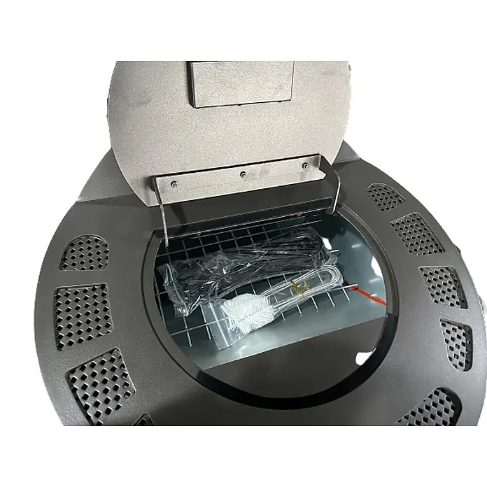 SCHENGER Pelletofen HP51-R - 8,8 kW, Raumheizvermögen: 160 m³, 0,9 kg/h, Farbe Verkleidung: Schwarz - Geöffnetes dunkelgraues Metallgerät, eventuell ein kleiner Grill oder Smoker, zeigt Innenrost mit Reinigungsbürste und Kabeln.