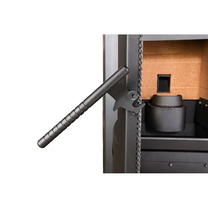SCHENGER Pelletofen HP51 - 8,8 kW, Raumheizvermögen: 160 m³, 0,9 kg/h, Farbe Verkleidung: Rot - Dunkelgrauer Ofentürgriff und geöffneter Innenraum mit hellbraunen Schamottsteinen und dunklen Metallkomponenten.