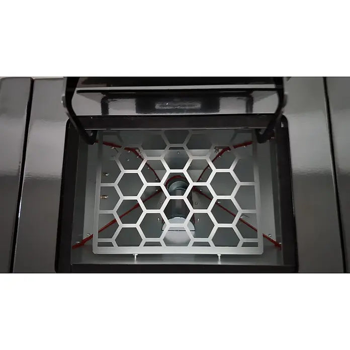 SCHENGER Pelletofen HLP3402 - 5,5 kW, Raumheizvermögen: 120 m³, 0,6 kg/h, Farbe Verkleidung: Rot - Innenansicht eines dunklen Geräts mit silbernem Wabengitter, roten Kabeln und zylindrischem Bauteil zur Luftführung.