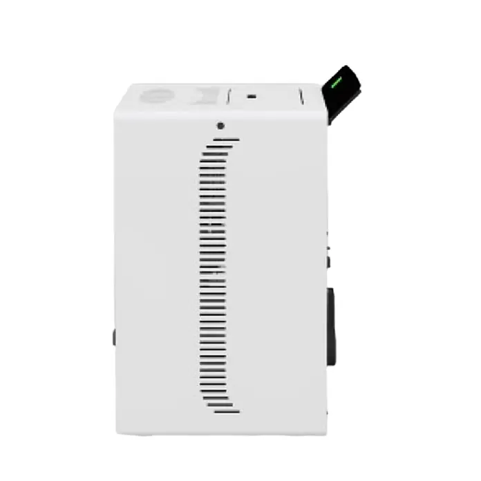 SCHENGER Pelletofen HLP3402 - 5,5 kW, Raumheizvermögen: 120 m³, 0,6 kg/h, Farbe Verkleidung: Weiß - Weißes, rechteckiges Elektronikgerät mit seitlicher Belüftung und einem schwarzen Modul mit grüner Anzeigeleuchte.