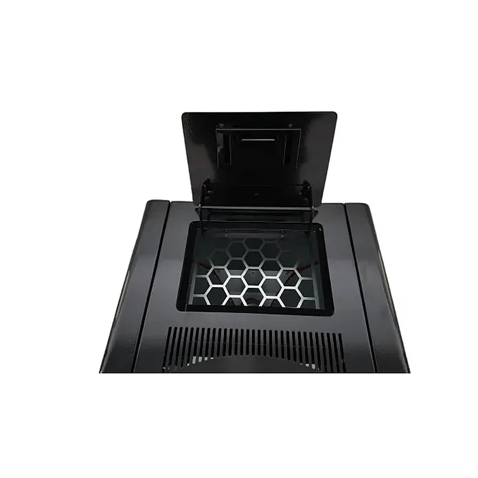 SCHENGER Pelletofen HLP3402 - 5,5 kW, Raumheizvermögen: 120 m³, 0,6 kg/h, Farbe Verkleidung: Schwarz - Blick von oben auf ein schwarzes Gerät mit offenem Deckel und sechseckigem Gitter im Inneren.