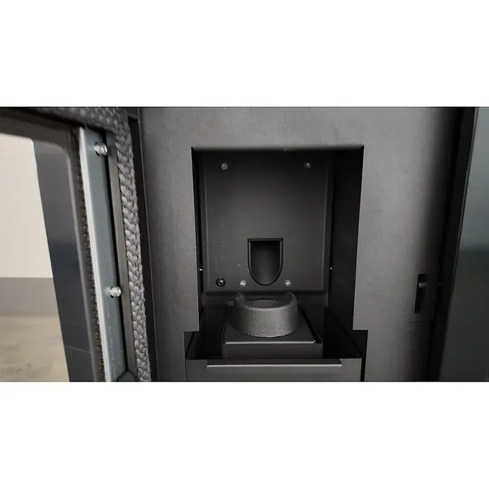 SCHENGER Pelletofen HLP3402 - 5,5 kW, Raumheizvermögen: 120 m³, 0,6 kg/h, Farbe Verkleidung: Schwarz - Dunkles Metallinterieur eines Pelletofens mit zentraler Brennschale und Zuführöffnung.