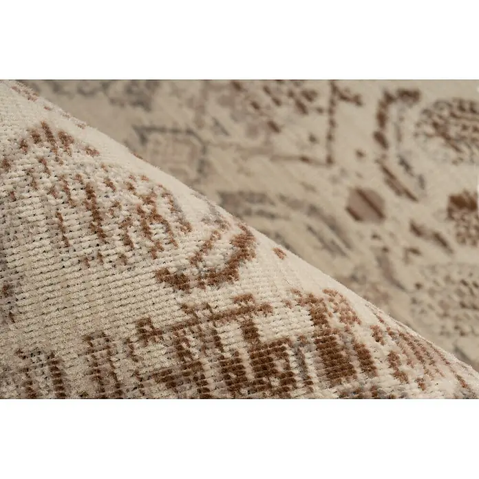 Kayoom Kurzflorteppich Charin 625 - Beige, 150 x 80 cm, 100 % Polypropylen - Nahaufnahme eines gefalteten beigefarbenen und braun gemusterten Teppichs mit weicher, getufteter Textur.