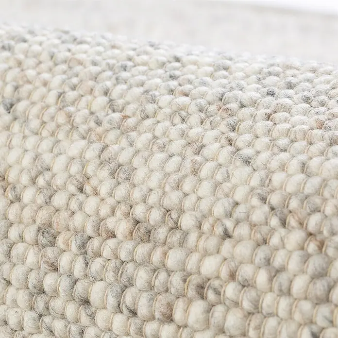 Kayoom Wollteppich Kvell 875 - Elfenbein, 230 x 160 cm, 100 % Wolle - Filzkugel-Teppich in Naturweiß- und Grautönen, zeigt seine strukturierte Oberfläche.