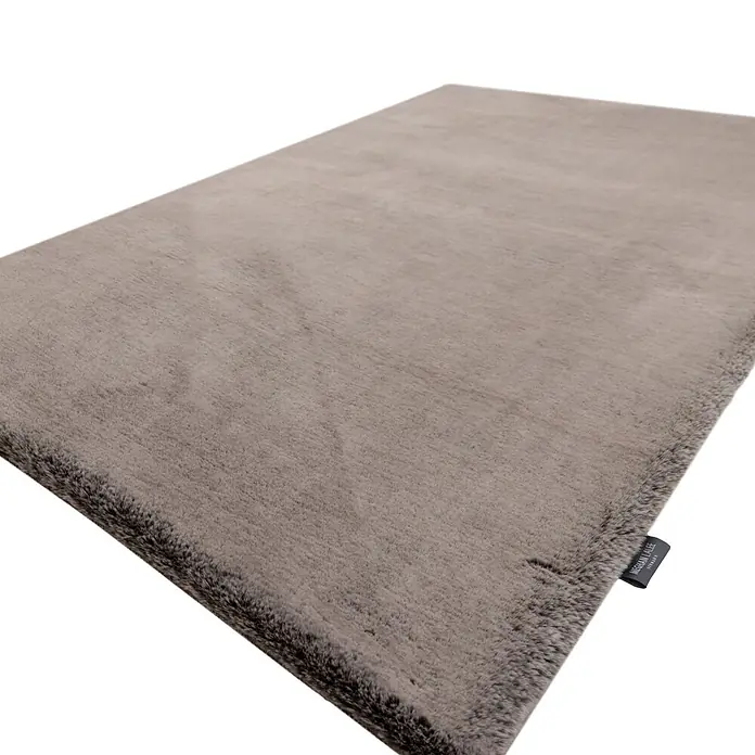 Kayoom Fellteppich Luxe 525 - Wallnuss, 170 x 120 cm, 90 % Polyester, 10 % Wolle - Weicher, neutralfarbener Hochflorteppich mit sichtbarem Markenetikett.