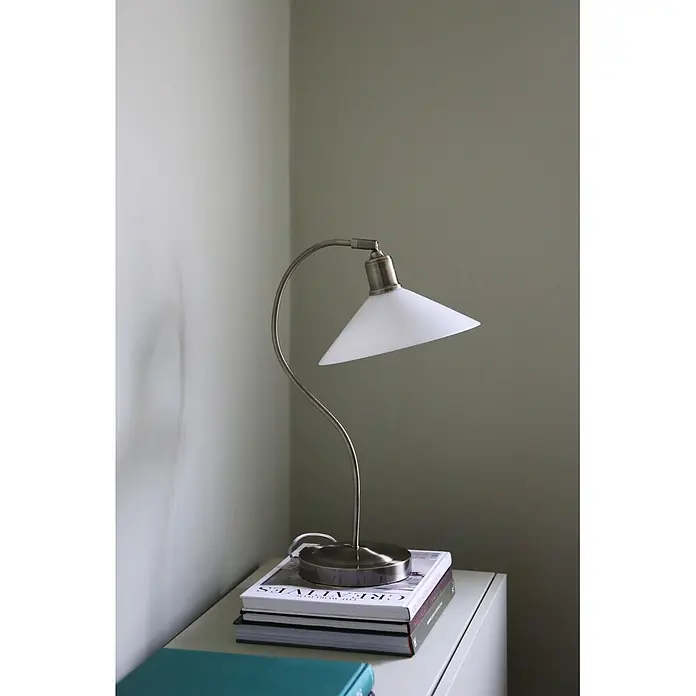 Markslöjd Tischleuchte - L x B x H: 27,5 x 25 x 49 cm, Antik/ Weiß - Schreibtischlampe aus Metall mit weißem Schirm auf Büchern auf einem weißen Tisch.