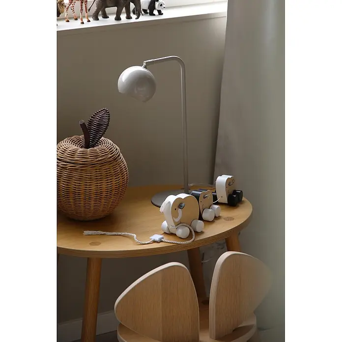 Markslöjd Tischleuchte - L x B x H: 25 x 15 x 39,5 cm, Grau, GU10 - Runder Kindertisch aus hellem Holz mit Lampe und Spielzeugen, darunter sind Kinderstühle zu sehen.