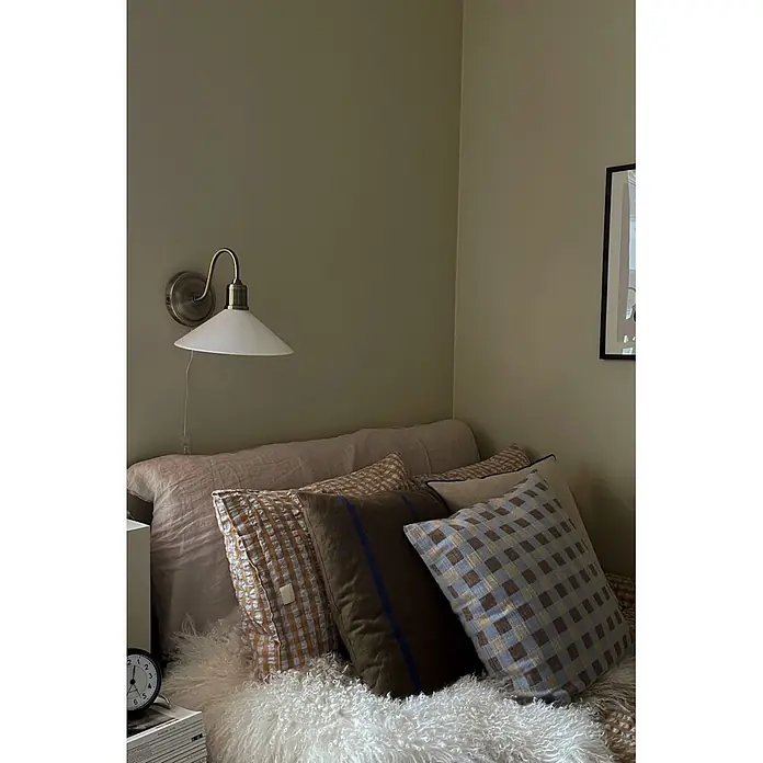 Wandleuchte - 40 W, L x B x H: 25 x 21 x 29,5 cm, Antik/ Weiß, E27 - Gemütliche Schlafzimmerecke mit Bett, gemusterten und einfarbigen Kissen, weißem Schaffell-Plaid und goldener Wandleuchte.