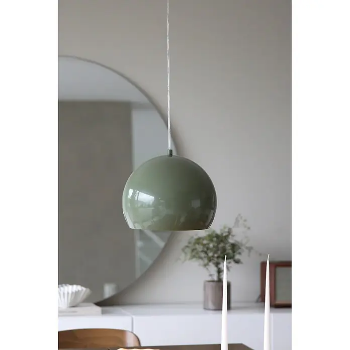 Markslöjd Pendelleuchte rund - Ø x H: 20 x 23 cm, Grün, GU10 - Eine elegante, kugelförmige, salbeigrüne Pendelleuchte hängt von der Decke in einem modernen Wohnraum.
