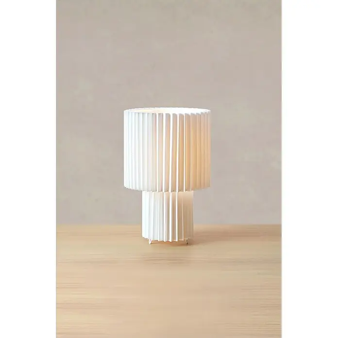Markslöjd Tischleuchte Catis - L x B x H: 21,5 x 21,5 x 32 cm, E27 - Weiße plissierte Tischlampe mit zwei Ebenen, von innen beleuchtet, auf kleinen Drahtfüßen stehend.