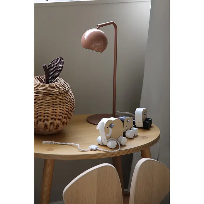 Markslöjd Tischleuchte - L x B x H: 25 x 15 x 39,5 cm, Braun, GU10 - Ein kleiner Holztisch mit einer terrakottafarbenen Lampe, einem Weidenkorb in Apfelform und hölzernen Elefanten-Ziehtieren.
