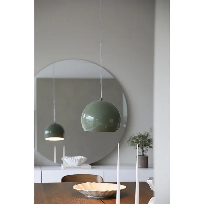 Markslöjd Pendelleuchte rund - Ø x H: 20 x 23 cm, Grün, GU10 - Glänzende, salbeigrüne kugelförmige Pendelleuchte hängt in einem modernen Essbereich, eine weitere spiegelt sich im Spiegel.