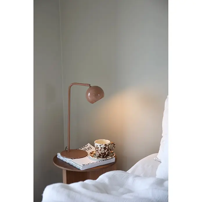 Markslöjd Tischleuchte - L x B x H: 25 x 15 x 39,5 cm, Braun, GU10 - Terrakotta-Tischlampe auf einem Nachttisch, die eine gesprenkelte Teetasse und ein Buch neben einem Bett beleuchtet.