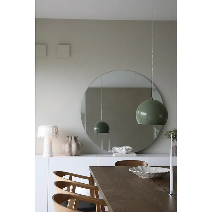 Markslöjd Pendelleuchte rund - Ø x H: 20 x 23 cm, Grün, GU10 - Modernes Esszimmerambiente mit einer olivgrünen Pendelleuchte, einem Holztisch, Stühlen und stilvollen Dekorationsartikeln.