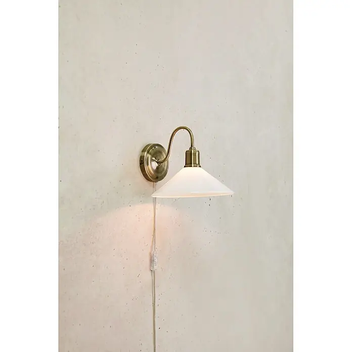 Wandleuchte - 40 W, L x B x H: 25 x 21 x 29,5 cm, Antik/ Weiß, E27 - Messing-Wandleuchte mit weißem, konischem Schirm, beleuchtet, Kabel und Schalter sichtbar.