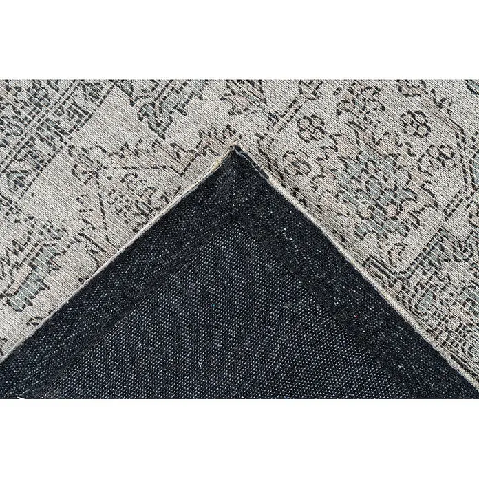 Kayoom Flachgewebeteppich Perry 325 - Grün/Taupe, 170 x 120 cm, 75 % Baumwolle, 25 % Polyester - Strukturierter grauer Teppich mit komplexen dunklen Mustern, teilweise gefaltet, um die gewebte dunkle Rückseite zu zeigen.