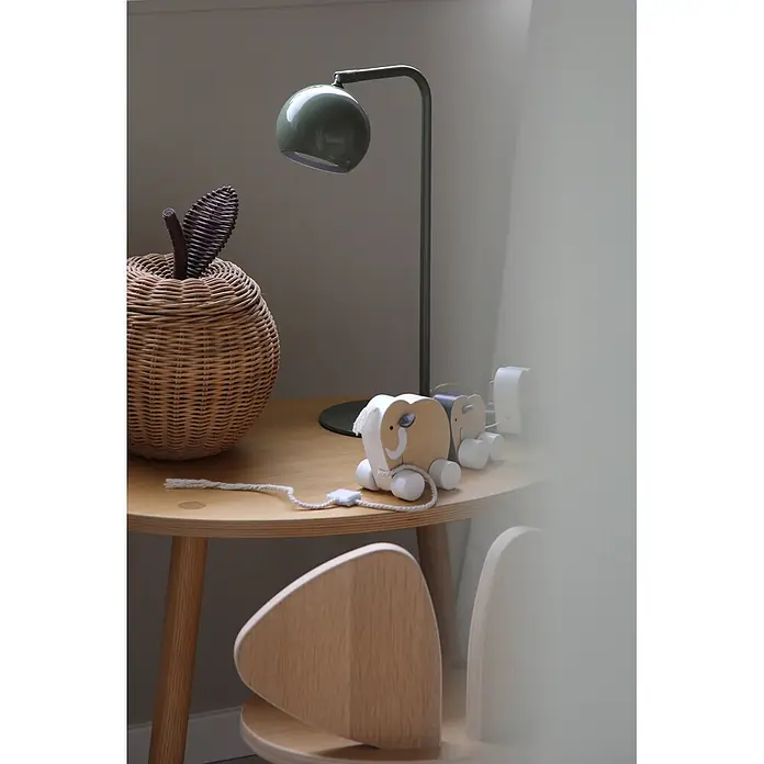 Markslöjd Tischleuchte - L x B x H: 25 x 15 x 39,5 cm, Grün, GU10 - Gemütliche Kinderzimmereinrichtung mit einer grünen Schreibtischlampe, einem Weidenkorb in Apfelform und hölzernen Elefantenziehtieren auf einem hellen Holztisch.