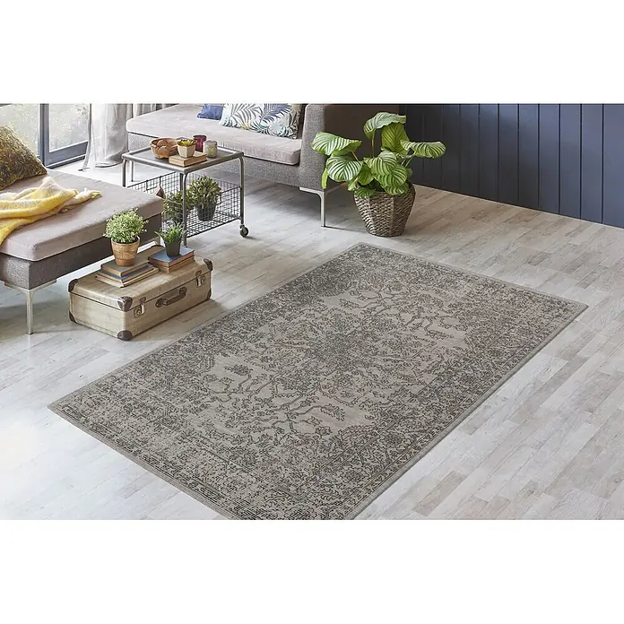 Kayoom Flachgewebeteppich Perry 325 - Grün/Taupe, 170 x 120 cm, 75 % Baumwolle, 25 % Polyester - Rechteckiger beigefarbener und grauer Vintage-Teppich mit Ornamentmuster auf hellem Holzboden im Wohnzimmer.