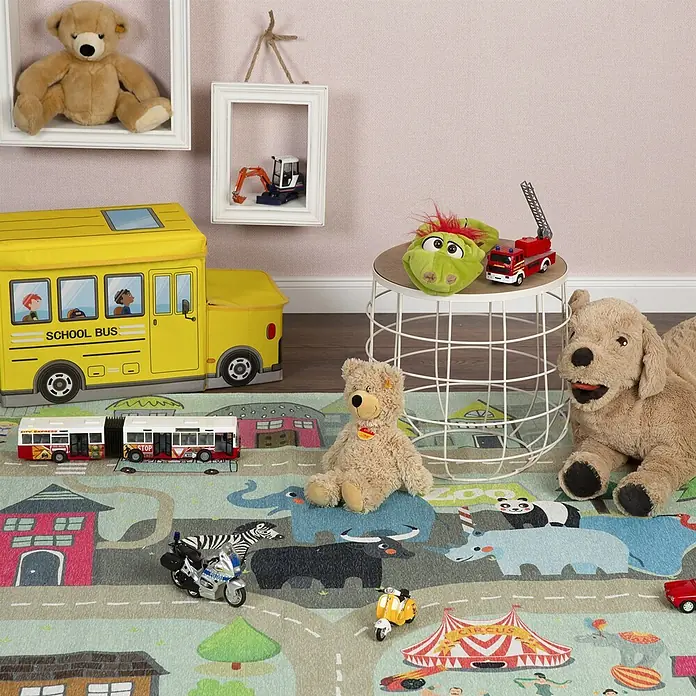Kayoom Kinderteppich Sympathy Kids 241 Street - Multi, 170 x 120 cm, 100 % Polyester - Ein lebhaftes Kinderzimmer mit einem straßenförmigen Spielteppich, Plüschtieren und Spielzeugfahrzeugen für fantasievolles Spiel.