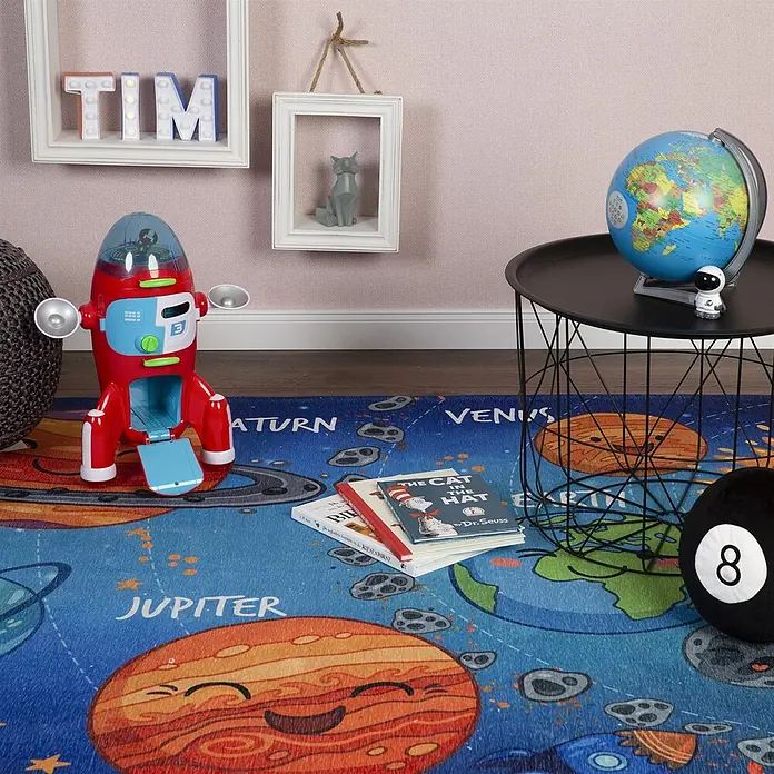 Kayoom Kinderteppich Sympathy Kids 240 Solar System - Multi, 230 x 160 cm, 100 % Polyester - Ein blauer Kinderteppich mit Planeten und Himmelskörpern im Comic-Stil, der Planeten wie Jupiter und Saturn in einem verspielten Kinderzimmer zeigt.
