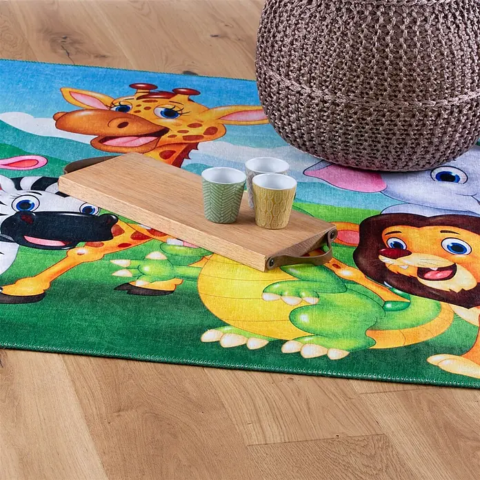Kayoom Kinderteppich Sympathy Kids 249 Jungle - Multi, 120 x 80 cm, 100 % Polyester - Bunter Kinderspielteppich mit Comic-Tieren (Giraffe, Zebra, Löwe) auf einem Holzboden.