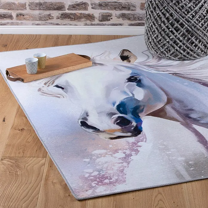 Kayoom Kinderteppich Sympathy Kids 245 White Horse - Weiß, 170 x 120 cm, 100 % Polyester - Ein rechteckiger Teppich mit einem weißen Pferdekopf im Aquarellstil, auf einem Holzboden in einem Raum.