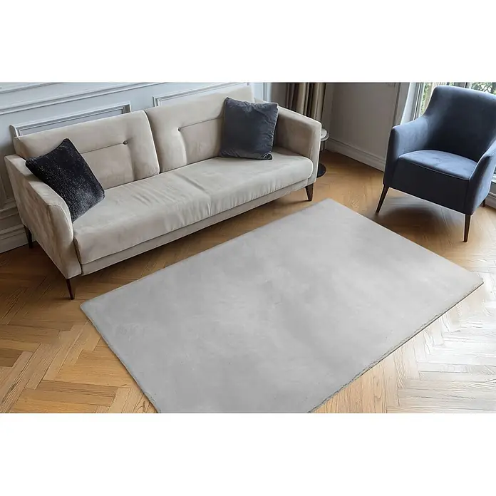 Kayoom Fellteppich Summit 625 - Grau, 230 x 160 cm, 90 % Polyester, 10 % Baumwolle - Hellgrauer Teppich auf einem Holzfußboden in einem Wohnzimmer.