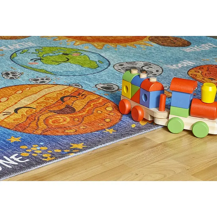 Kayoom Kinderteppich Sympathy Kids 240 Solar System - Multi, 230 x 160 cm, 100 % Polyester - Bunter Kinderteppich mit Planetenmotiven und ein hölzerner Bauklotzzug auf hellem Holzboden.