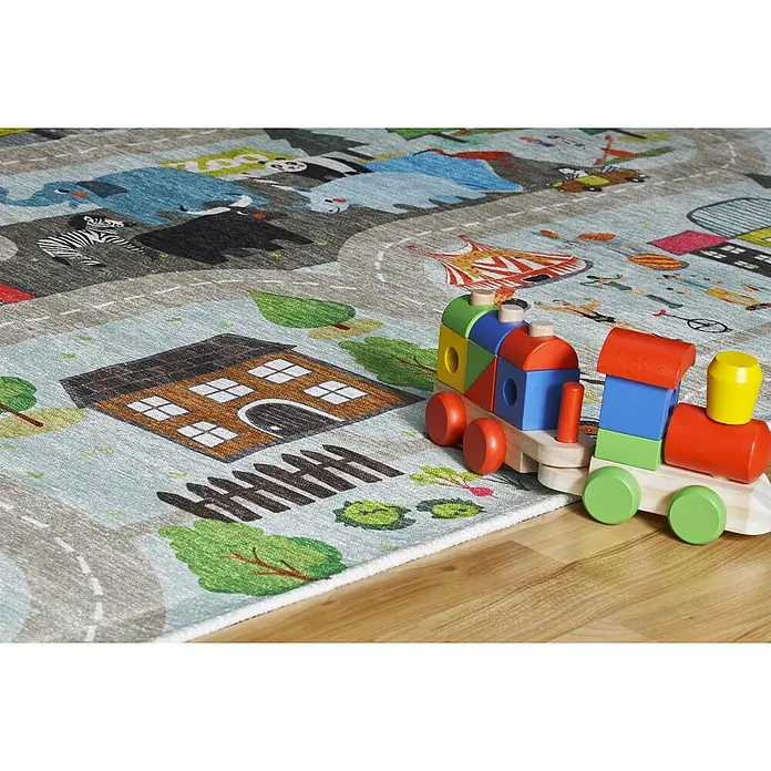 Kayoom Kinderteppich Sympathy Kids 241 Street - Multi, 170 x 120 cm, 100 % Polyester - Ein bunter Kinder-Spielteppich mit Straßen und Stadtelementen, darauf ein mehrfarbiger Holzspielzeugzug.