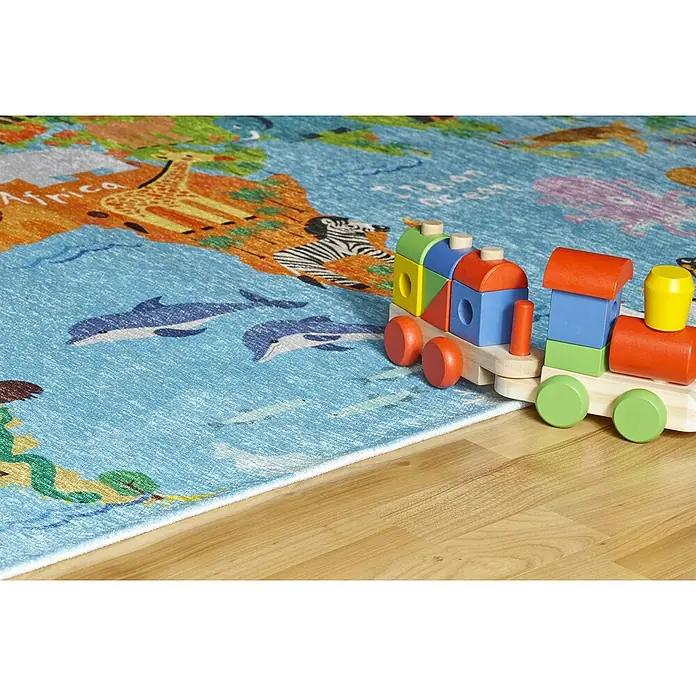 Kayoom Kinderteppich Sympathy Kids 243 World Map - Multi, 230 x 160 cm, 100 % Polyester - Bunter Kinderteppich mit Weltkartendesign, Tieren und Kontinenten, auf Holzboden, mit einem Spielzeugzug.