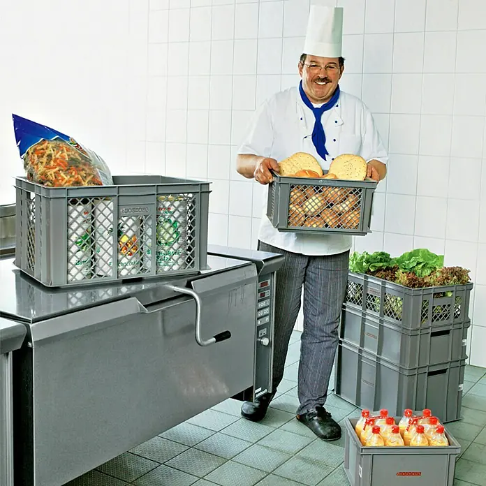 BAUHAUS Caja Euro - 40 l, L x An x Al: 60 x 40 x 20 cm, Cerrada, Gris - Un chef con contenedores llenos de ingredientes en una cocina comercial, destacando los contenedores de almacenamiento prácticos.