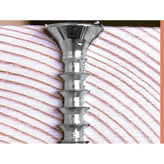 Profi Depot Tornillo de ajuste VZ - Diámetro: 6 mm, Largo: 145 mm, TX para accionamientos TORX, 100 ud. - Primer plano de un tornillo avellanado en una pieza de madera, destacando los detalles del diseño del tornillo y la textura de la madera.