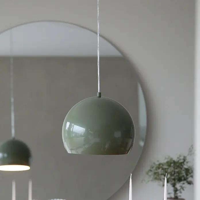 Markslöjd Pendelleuchte rund - Ø x H: 20 x 23 cm, Grün, GU10 - Glänzende grüne kugelförmige Pendelleuchte hängt in einem modernen Interieur.