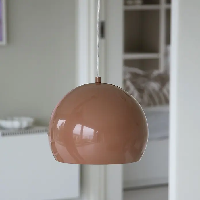 Markslöjd Pendelleuchte rund - Ø x H: 20 x 23 cm, Braun, GU10 - Glänzende, pfirsichfarbene kuppelförmige Pendelleuchte hängt in einem Innenraum.