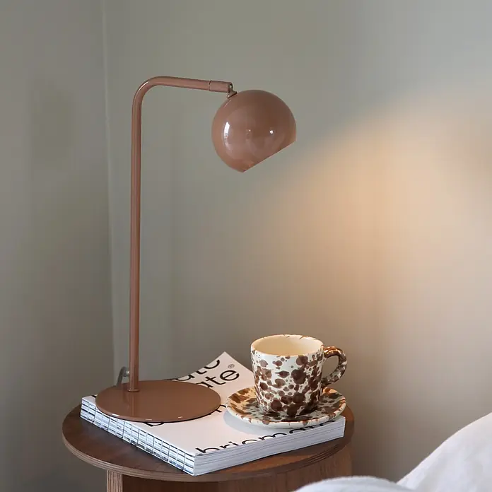 Markslöjd Tischleuchte - L x B x H: 25 x 15 x 39,5 cm, Braun, GU10 - Terrakottafarbene Metall-Tischlampe mit Kugelschirm, beleuchtet einen Nachttischbereich.