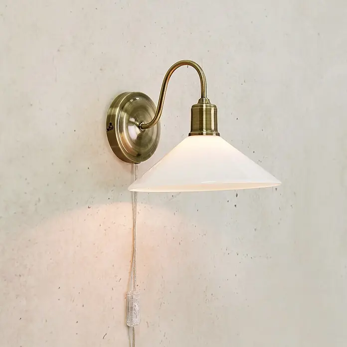 Wandleuchte - 40 W, L x B x H: 25 x 21 x 29,5 cm, Antik/ Weiß, E27 - Messing-Wandlampe mit weißem konischem Schirm und sichtbarem Kabel mit Ein-/Ausschalter.