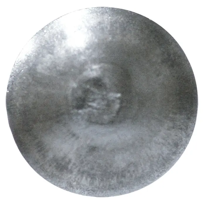 Profi Depot Schlossschraube mit Mutter - Länge: 40 mm, M 6, Stahl, 100 Stk. - Nahaufnahme einer runden, silberfarbenen Metallplatte mit einer unebenen Oberfläche und einem dunkleren, strukturierten Zentrum.