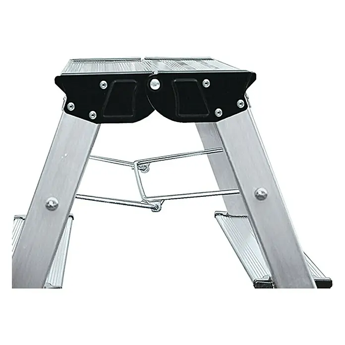 Krause Monto Escalerilla plegable - Número de peldaños: 4 ud., Altura de trabajo: 2,45 m, Carga soportada: 150 kg, Aluminio - Primer plano de una escalera de aluminio plegable y robusta con escalones antideslizantes y mecanismo de seguridad negro.