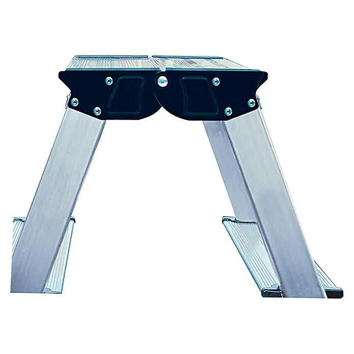 Krause Monto Escalera de tijera de doble acceso - Altura de trabajo: 2,65 m, Número de peldaños: 10 ud., Carga soportada: 150 kg, Aluminio - La imagen muestra una escalera de aluminio autoportante con plataforma negra, ideal para alcanzar lugares altos.