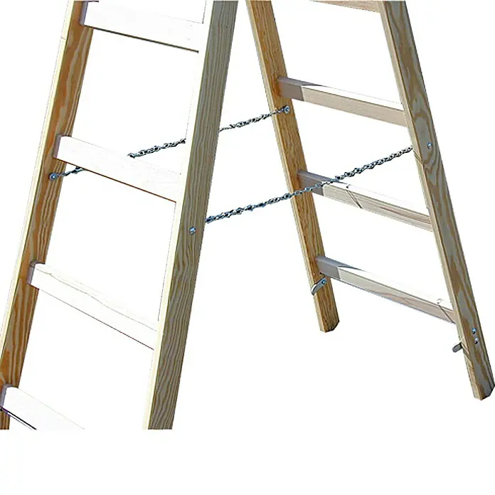 Krause Stabilo Escalera doble - Número de peldaños: 12 ud., Altura de trabajo: 3 m, Madera - Vista detallada de una escalera de madera con cadenas metálicas para la estabilización. La escalera es de color marrón claro sobre fondo blanco.