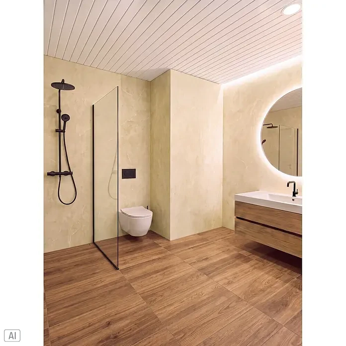 Wandpaneel - 260 x 90 cm, Sardinien, Stone Polymer Composite (SPC) - Modernes Badezimmer mit holzgemasertem Boden, hellgelben Wänden, Duschkabine, Toilette und beleuchtetem Spiegel über Holzwaschtisch.