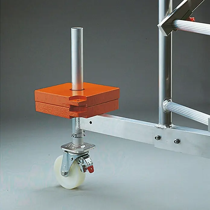 Krause Ballastgewicht - 10 kg - Detailaufnahme eines Gerüstrads mit orangefarbener Unterlage. Ideal für sicheres Arbeiten in der Höhe.