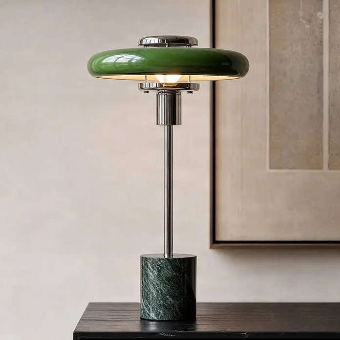Lindby Tischleuchte Branford - grün, grün, E14 - Eine moderne Tischlampe mit grünem Glasschirm, Chromfuß und grünem Marmorsockel steht auf einem dunklen Holztisch.