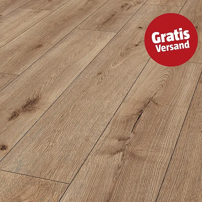 LOGOCLIC Aquaprotect Laminat - Piton Oak, Landhausdiele, 1.288 x 245 x 8 mm - Hellbrauner Laminatboden in Holzoptik mit sichtbarer Maserung, Dielenfugen und rotem "Gratis Versand" Aufkleber, diagonal verlegt.